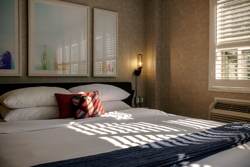 1 King Bed Corner Room The Anndore House